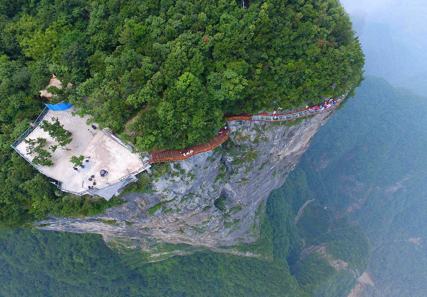 coiling-dragon-cliff-tianmen-mountain-zhanjiajie-china-img-testo-2