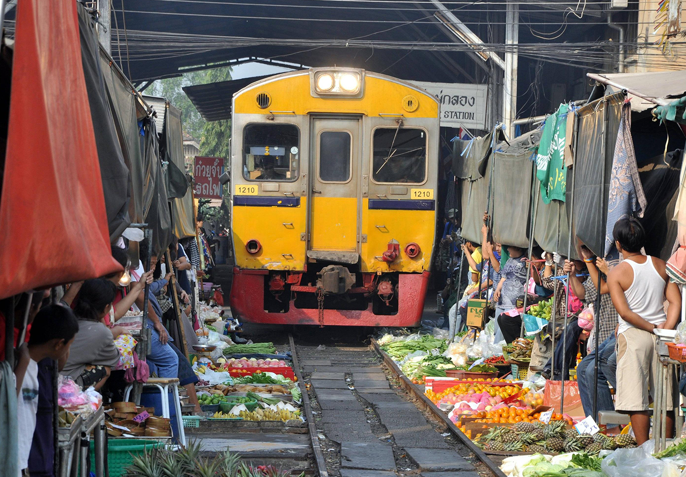 maeklong-railway-market-3