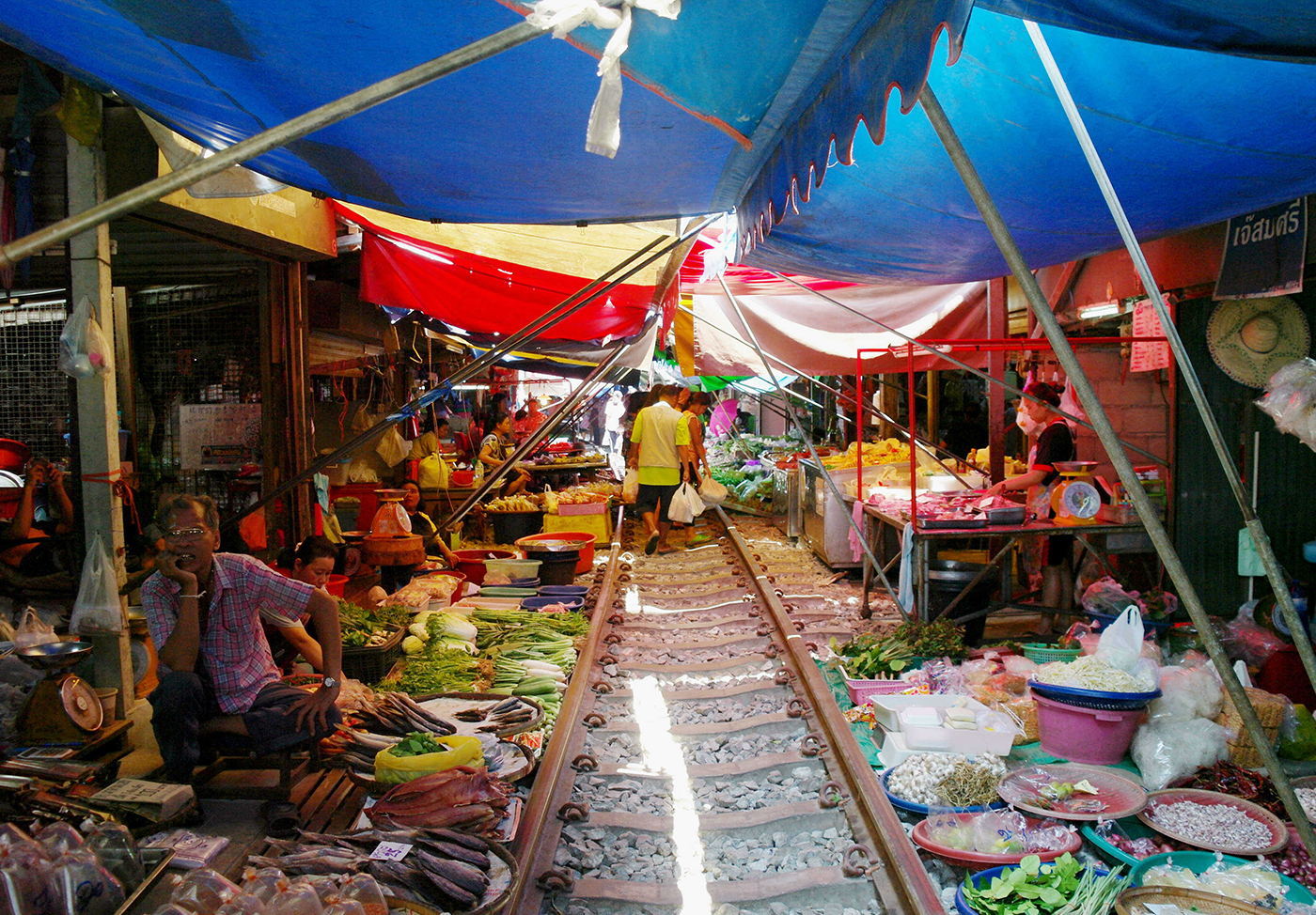 maeklong-railway-market-4