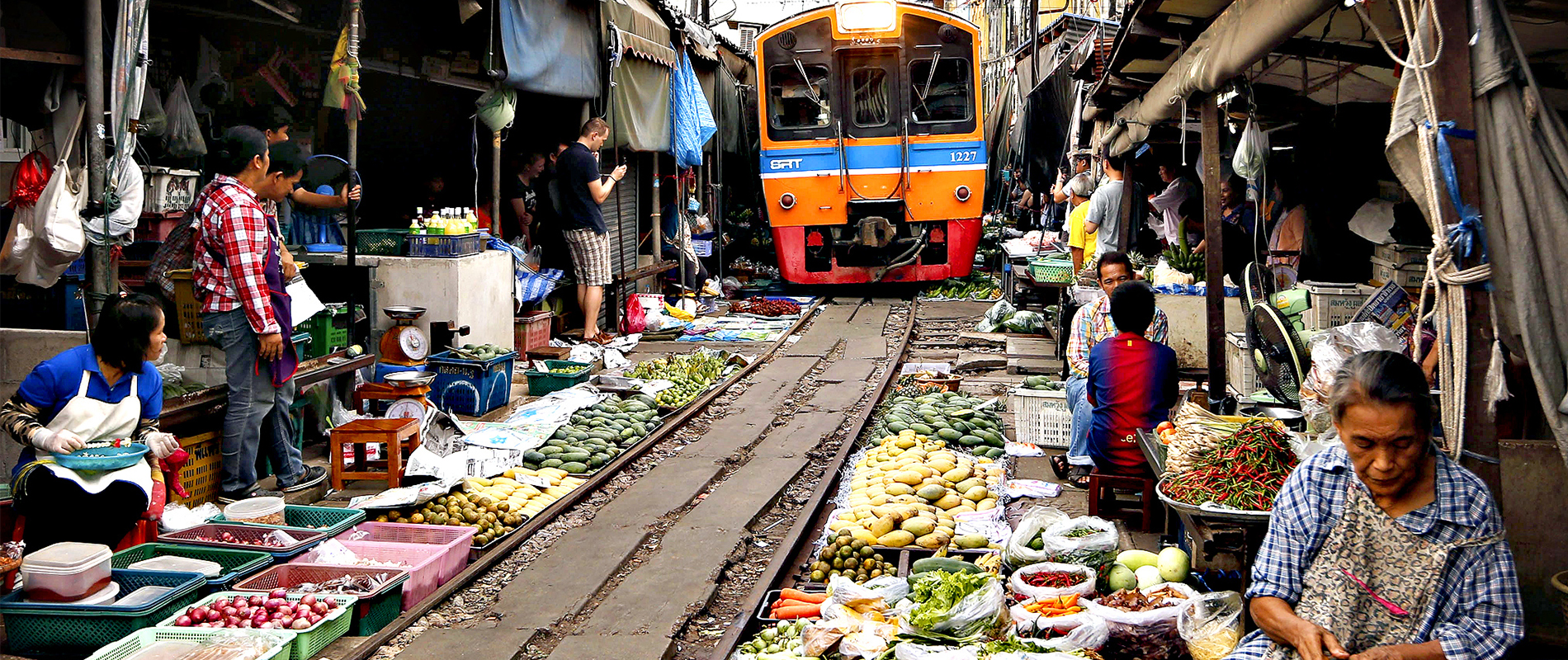 MaeKlong Railway Market, A Market on Train Tracks