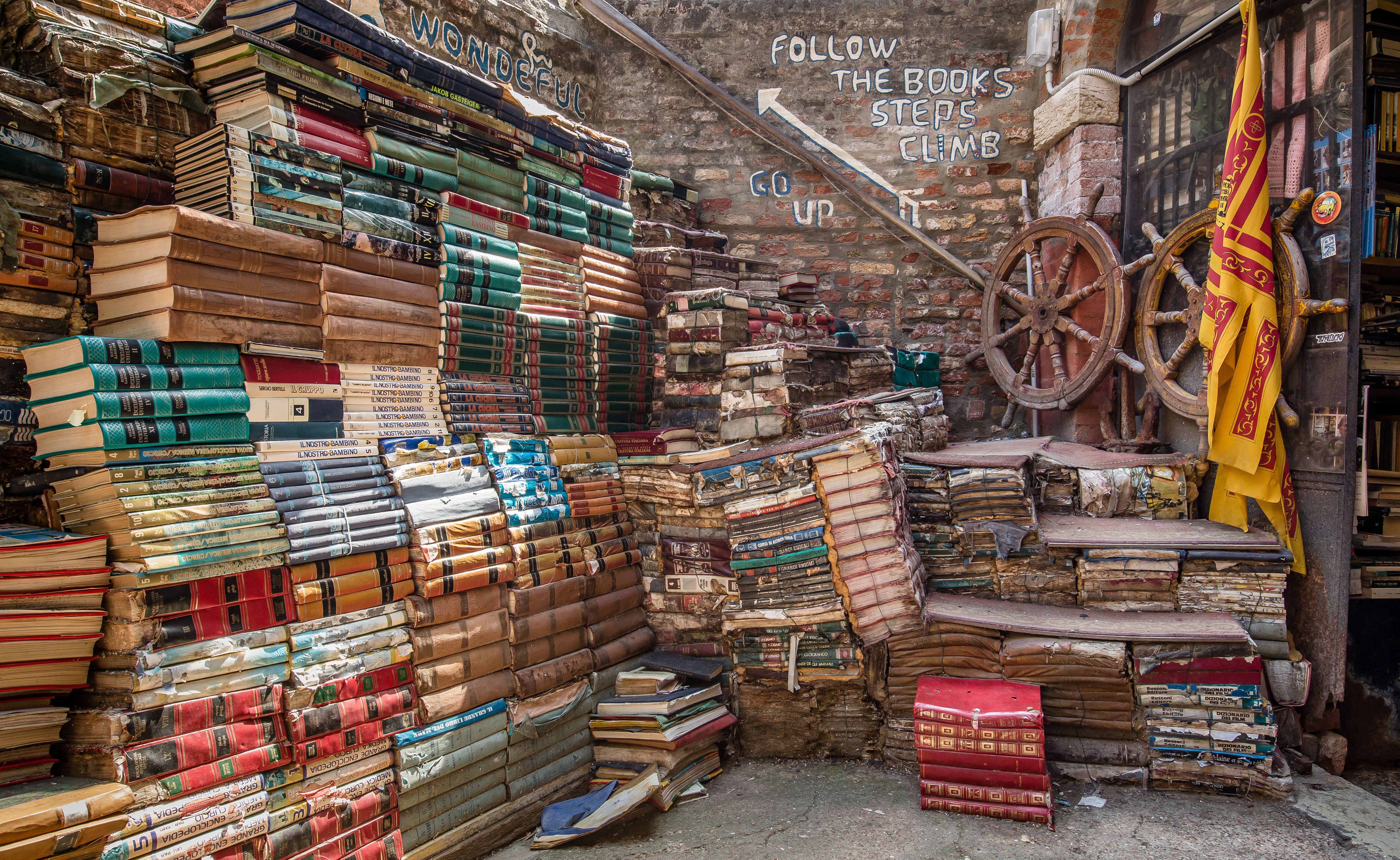 Libreria-Acqua-Alta-a-Venezia-3